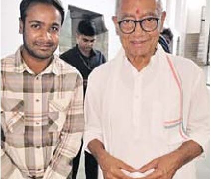 दिग्विजय सिंह का सम्मान कर कांग्रेसी करते रहे स्वाभिमान यात्रा पर चर्चा