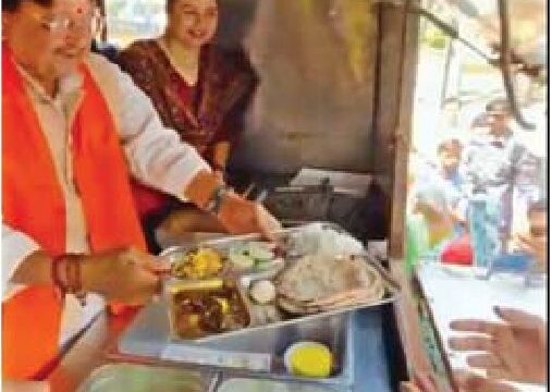 दीनदयाल रसोई योजना में मंत्री ने किया सेवा कार्य
