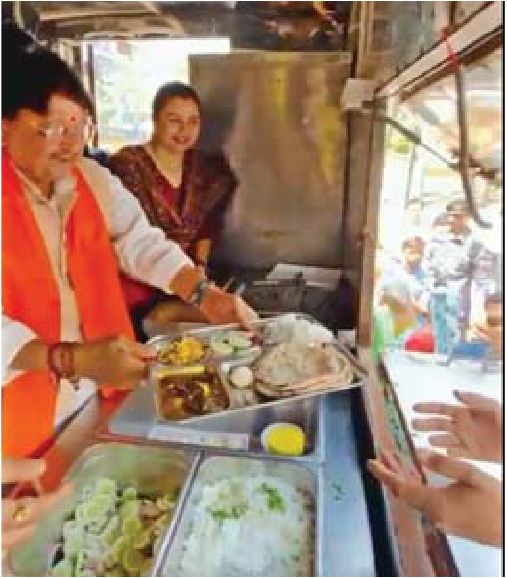 दीनदयाल रसोई योजना में मंत्री ने किया सेवा कार्य