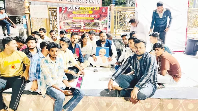 जिला कांग्रेस अध्यक्ष पहुंचे धरना दे रहे छात्रों के बीच