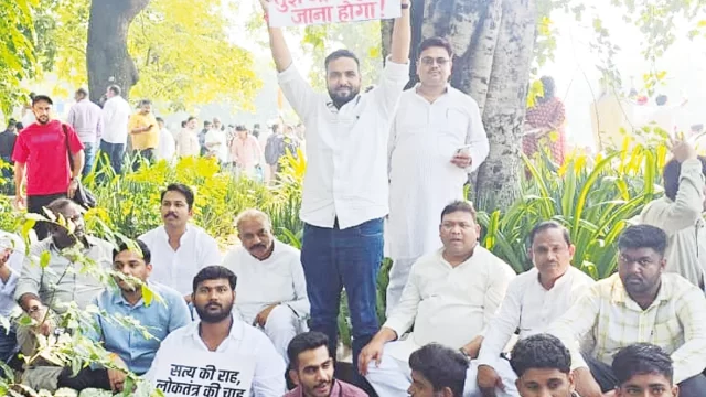 जिला कांग्रेस अध्यक्ष विपिन वानखेडे ने पोस्टर के माध्यम से बताए तीन गद्दार बडी तादाद में पुलिस