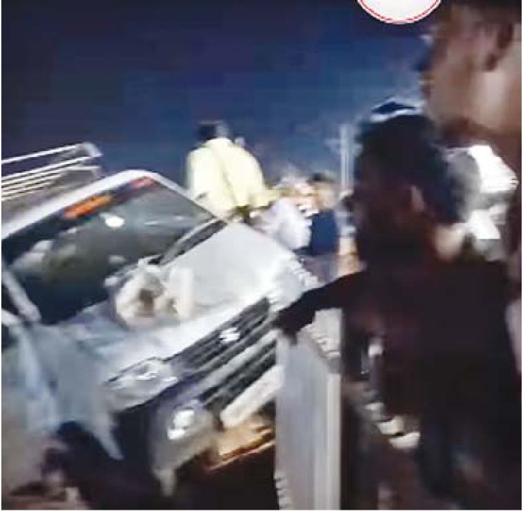 दो वाहनों की टक्कर के बाद डिवाइडर पर चढ़ी बेकाबू कार