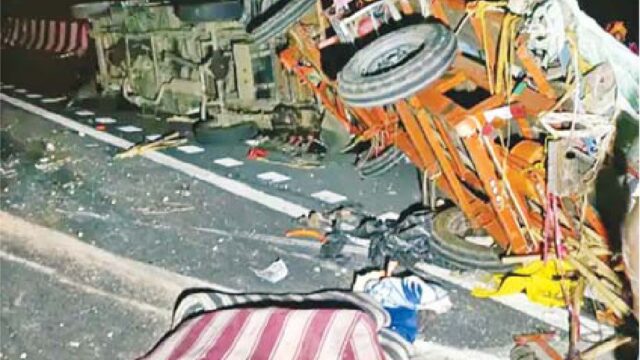 दुर्गा प्रतिमा ला रहे लोगों की पिकअप वैन को ट्रक ने मारी टक्कर, 7 की मौत, 18 घायल