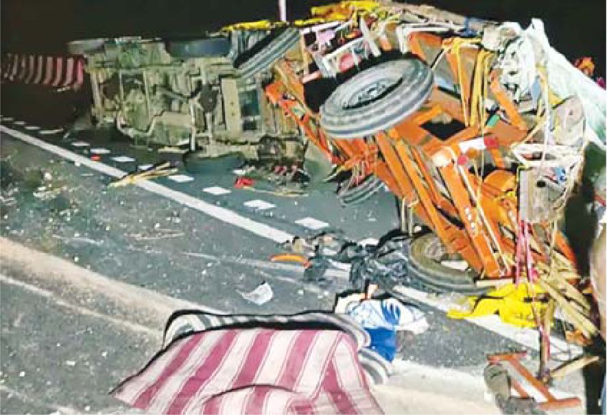 दुर्गा प्रतिमा ला रहे लोगों की पिकअप वैन को ट्रक ने मारी टक्कर, 7 की मौत, 18 घायल