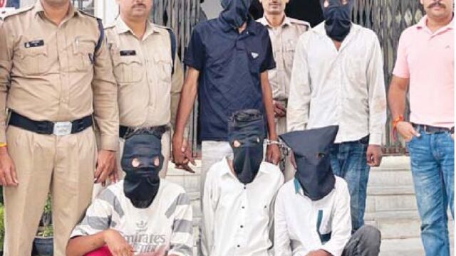 फरियादी पर कंबल डाल अलमारी से उड़ाए थे लाखों के जेवर
