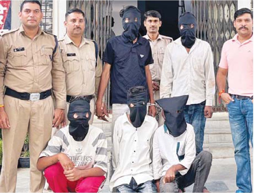 फरियादी पर कंबल डाल अलमारी से उड़ाए थे लाखों के जेवर