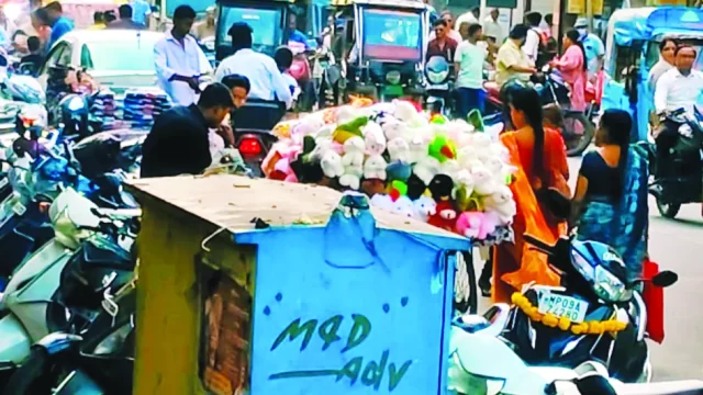 टैक्स भरने वाले दुकानदार ग्राहक को तरसे फुटपाथ पर कारोबार करने वालों की मौज!
