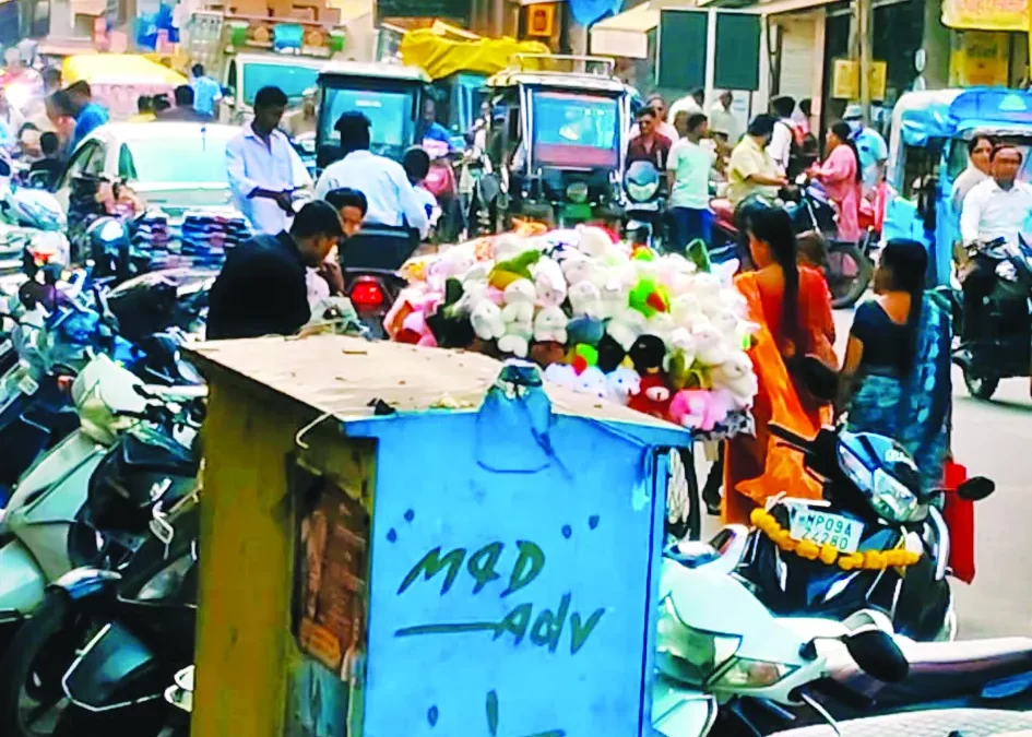 टैक्स भरने वाले दुकानदार ग्राहक को तरसे फुटपाथ पर कारोबार करने वालों की मौज!