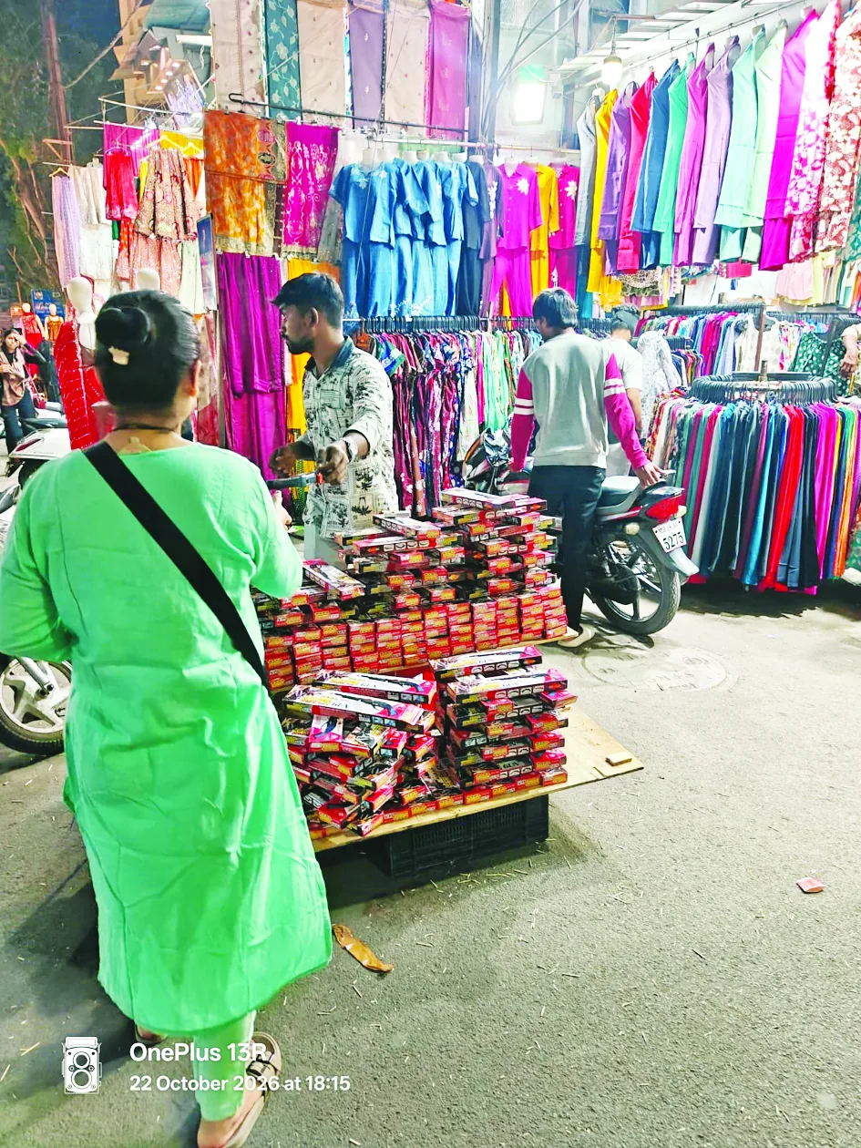 फुटपाथ पर दुकानें – महिलाओं की खरीदारी के लिए खुली सड़कें