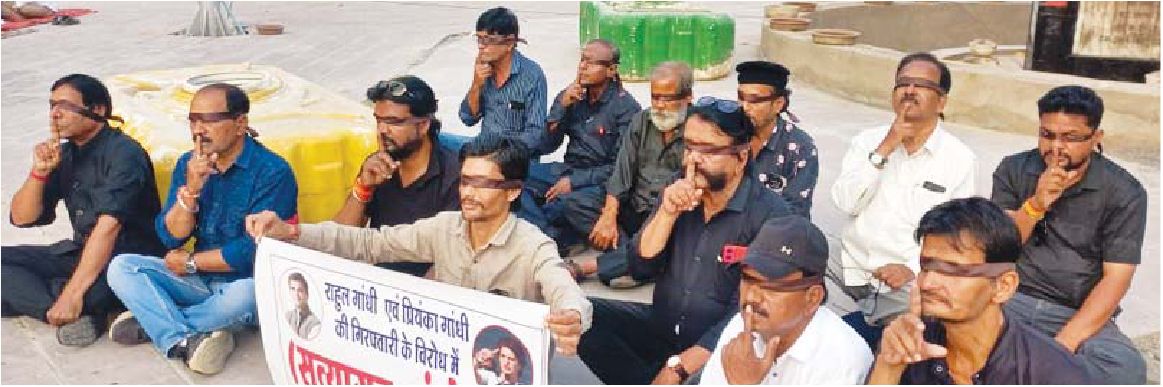 गांधीजी के समक्ष काले कपड़े में विरोध जताने पहुंच गए