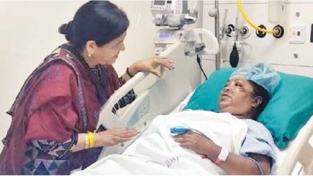 घायल शिक्षिका का हाल विधायक ने जाना