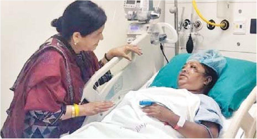 घायल शिक्षिका का हाल विधायक ने जाना