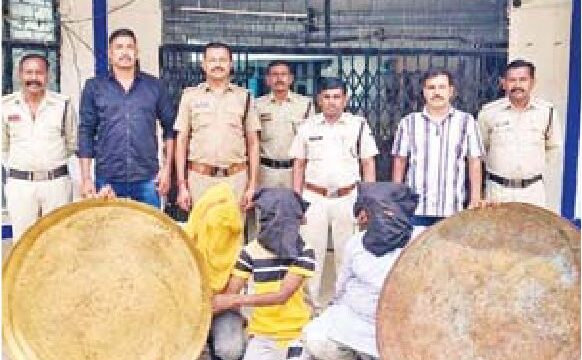 गोदाम से तांबे-पीतल के बर्तन चुराने वाली गैंग धराई, कबाड़ी समेत 3 आरोपी गिरफ्तार