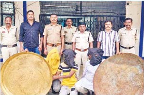 गोदाम से तांबे-पीतल के बर्तन चुराने वाली गैंग धराई, कबाड़ी समेत 3 आरोपी गिरफ्तार
