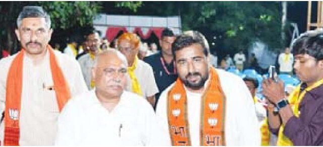गृह क्षेत्र में ही घिरे भाजपा जिलाध्यक्ष चंचल पाटीदार प्रदेश अध्यक्ष के स्वागत में खाली पड़ी रहीं कुर्सियां संगठन की तैयारियों पर उठे सवाल… 500 से अधिक कुर्सियां लगीं, 50 कार्यकर्ता भी नहीं जुटे चंचल पाटीदार ने करवाई प्रदेश अध्यक्ष की किरकिरी