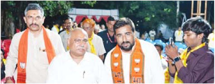 गृह क्षेत्र में ही घिरे भाजपा जिलाध्यक्ष चंचल पाटीदार प्रदेश अध्यक्ष के स्वागत में खाली पड़ी रहीं कुर्सियां संगठन की तैयारियों पर उठे सवाल… 500 से अधिक कुर्सियां लगीं, 50 कार्यकर्ता भी नहीं जुटे चंचल पाटीदार ने करवाई प्रदेश अध्यक्ष की किरकिरी