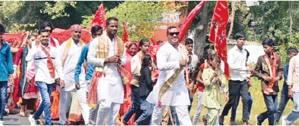 हातोद सोनगिर से चुनरी लेकर बिजासन मंदिर पहुंचे