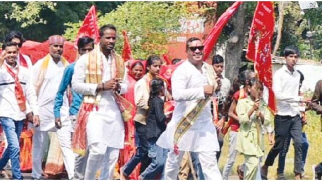 हातोद सोनगिर से चुनरी लेकर बिजासन मंदिर पहुंचे