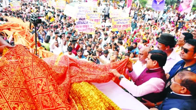 पुराने रंग में नजर आई चुनरी यात्रा