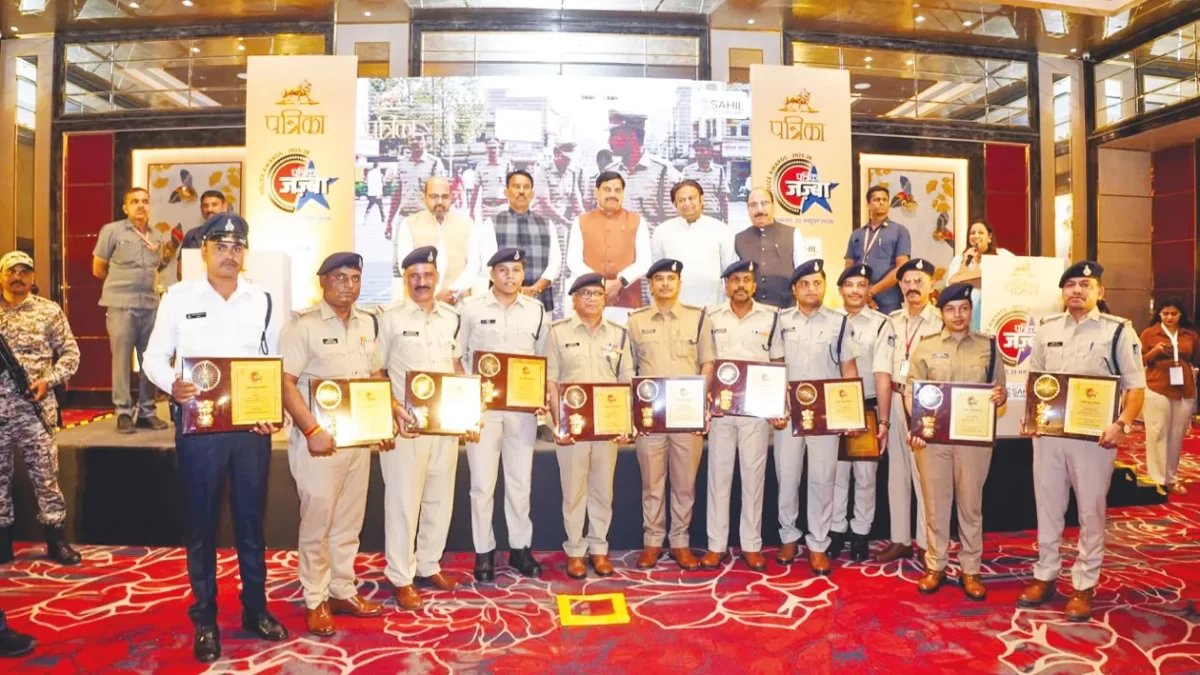 मुख्यमंत्री ने 30 से अधिक पुलिसकर्मियों को सम्मानित किया