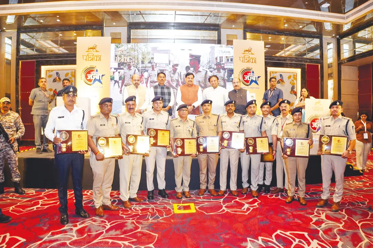 मुख्यमंत्री द्वारा सम्मानित पुलिसकर्मी प्रशस्ति पत्र के साथ