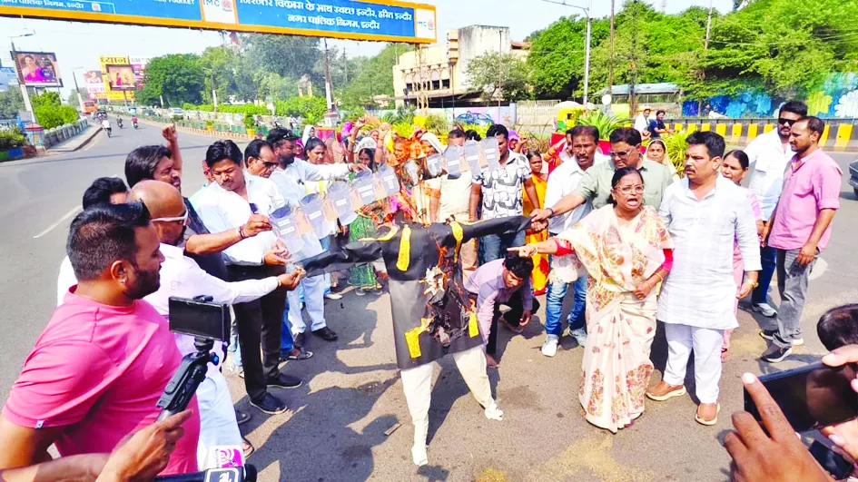 महापौर के खिलाफ कांग्रेस पार्षद दल का ‘मित्रासुर’ पुतले का दहन