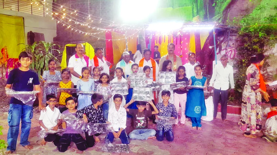 पार्षद ने दिए पुरस्कार