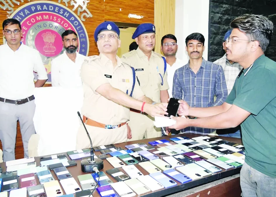 गुमे मोबाइल मिलने से दिखी चेहरों पर रौनक