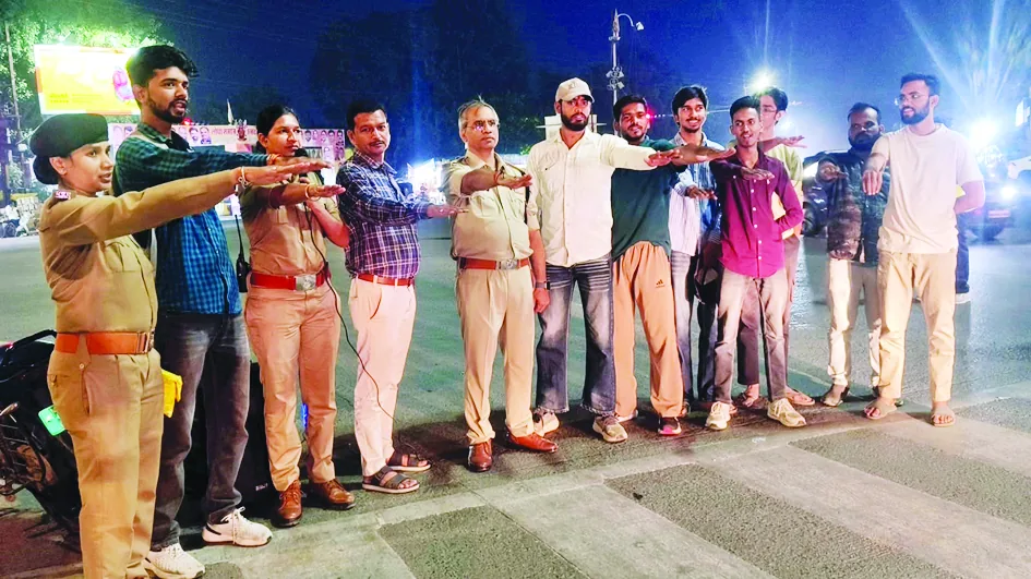यातायात व्यवस्था देखी और किया जागरूक