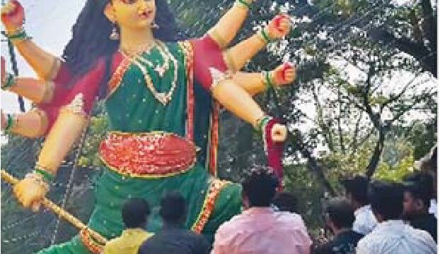 इंदौर से देवास गई मां की 21 फीट ऊंची बैलेंसिंग प्रतिमा
