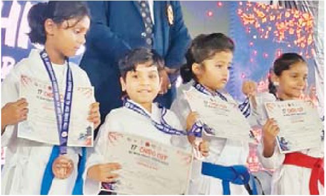 इंदौर की दीपिका को कराते स्पर्धा में सफलता