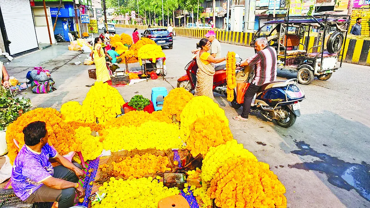आज दशहरा पर वाहन और इलेक्ट्रानिक शोरूम पर भीड़