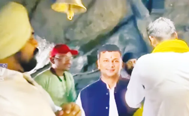 गौरव रणदिवे के कटाउट को मंदिर में रखकर लगाया तिलक