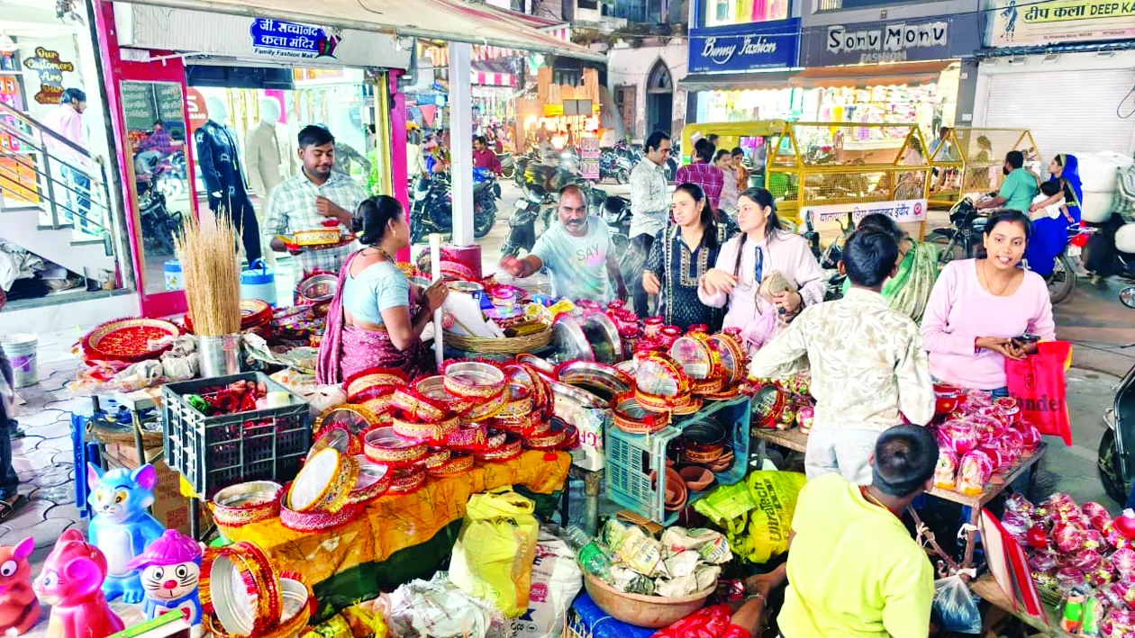Crowd at Indore market shopping for Karwa Chauth