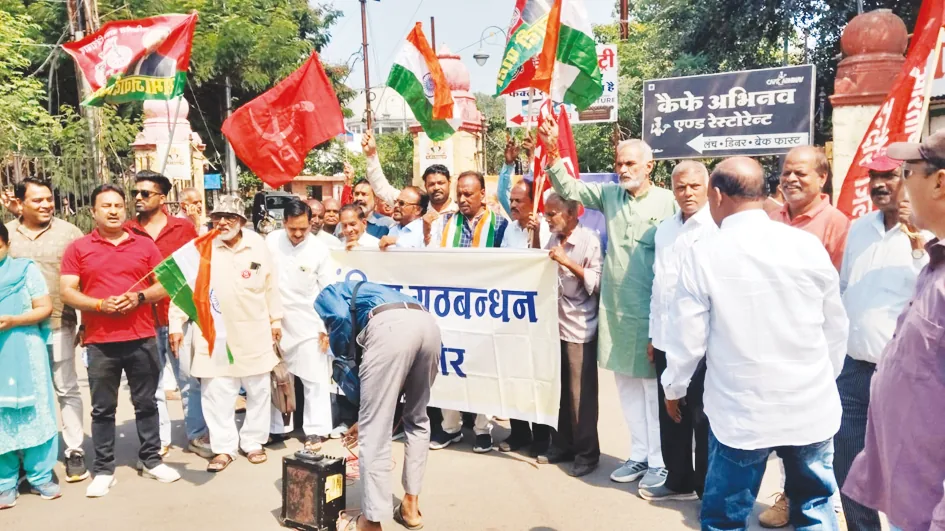 मुख्य चुनाव आयु्क्त के इस्तीफा और एफआर की मांग गूंजी