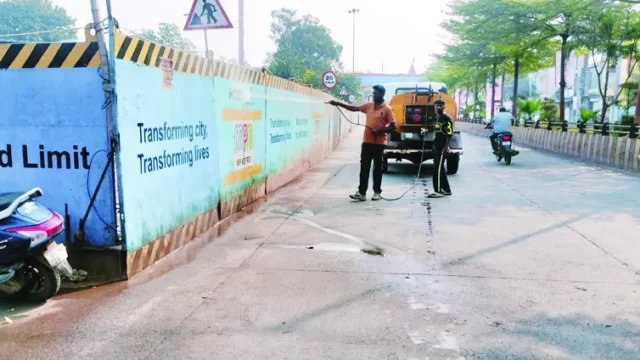 मुख्यमंत्री के आने से पहले इंदौर में धुले मेट्रो के बेरिकेट्स