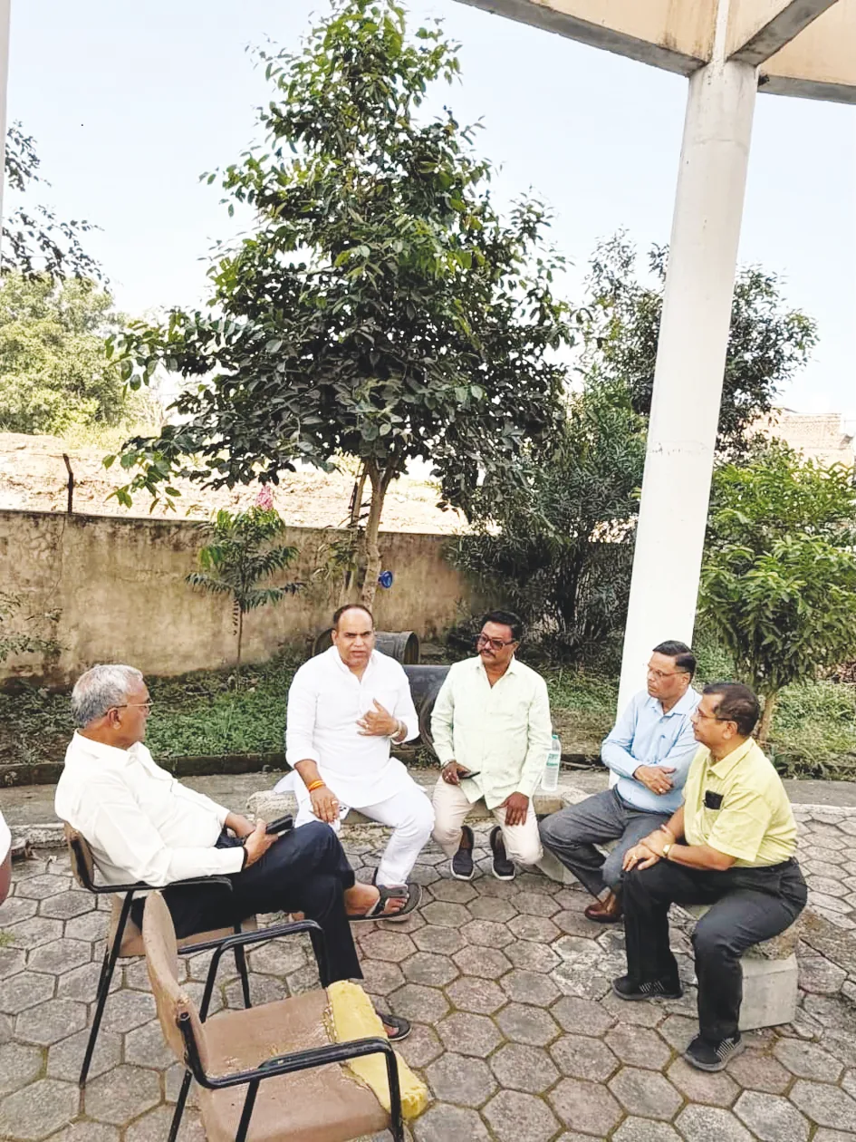 जलसंकट पर बैठक लेते विधायक महेंद्र हार्डिया
