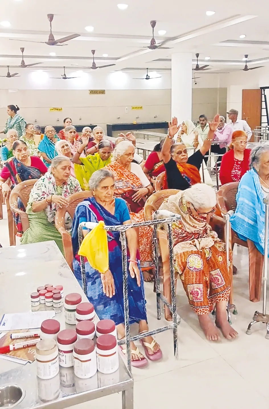 इंदौर के वृद्धाश्रम में मौजूद बुजुर्ग महिलाएं