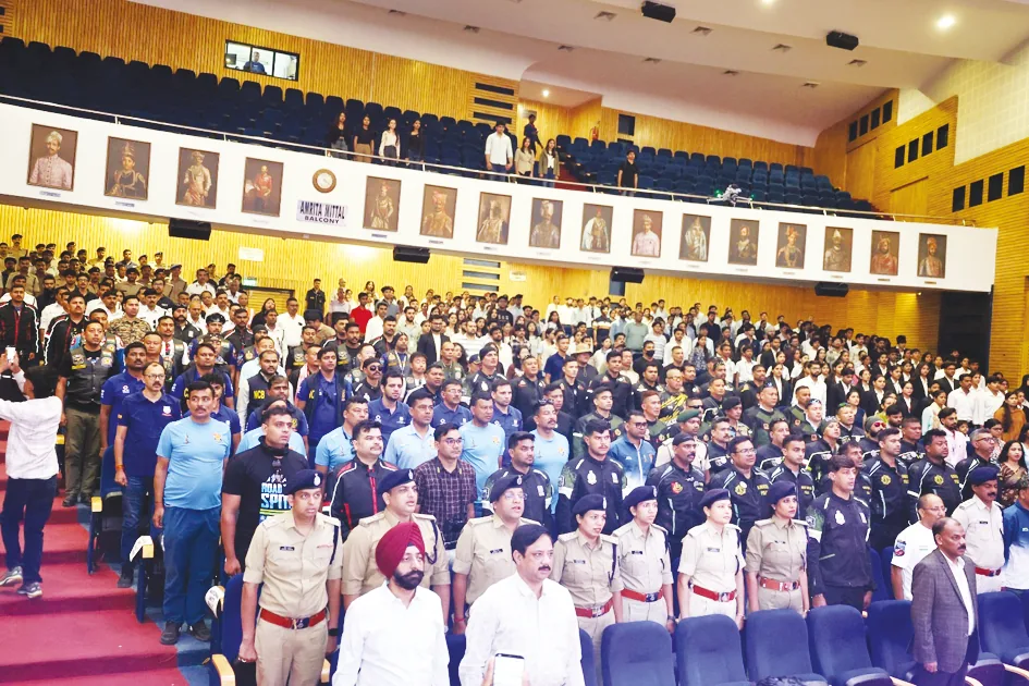इंदौर में सभागृह में पुलिस अधिकारियों और जवानों की बैठक