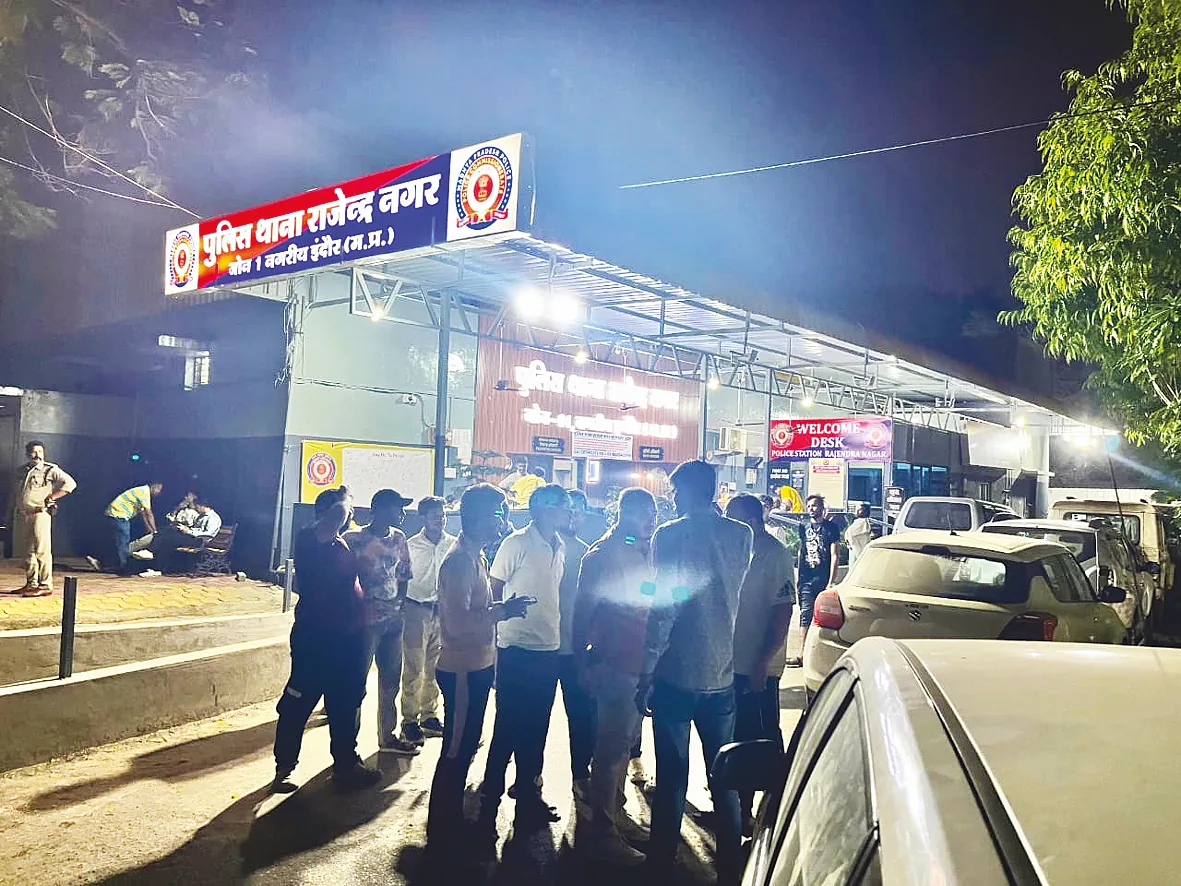 इंदौर के राजेंद्र नगर थाने के बाहर जुटी भीड़
