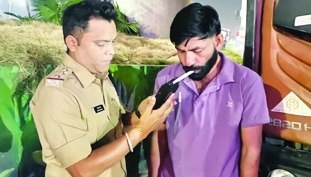शराब पीकर चला रहा था ट्रक जांच के बाद वाहन भी जब्त