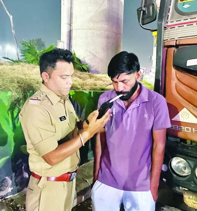 शराब पीकर चला रहा था ट्रक जांच के बाद वाहन भी जब्त