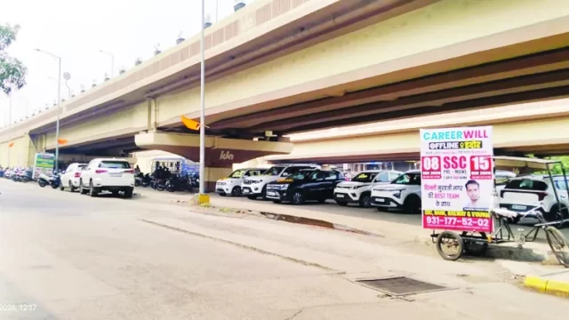 फ्लाई ओवर के नीचे हो रही गाड़ियों की पार्किंग