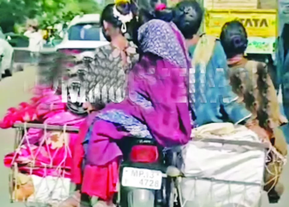 बाइक पर इनोवा की सवारी…न खुद की और न ही दूसरे की परवाह