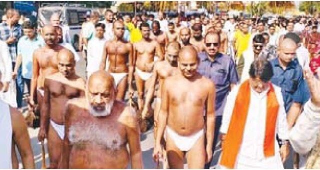जैन मातृशक्तियों का जुलूस में स्वागत