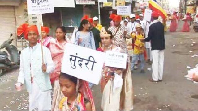 जैन समाज की धार्मिक यात्रा के जाम में फंसे रहे स्कूली बच्चे