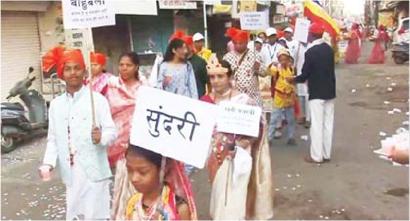 जैन समाज की धार्मिक यात्रा के जाम में फंसे रहे स्कूली बच्चे