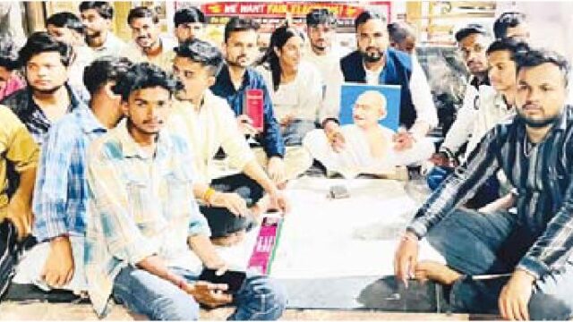 जिला कांग्रेस अध्यक्ष पहुंचे धरना दे रहे छात्रों के बीच