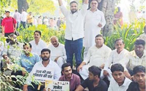 जिला कांग्रेस अध्यक्ष विपिन वानखेडे ने पोस्टर के माध्यम से बताए तीन गद्दार बडी तादाद में पुलिस