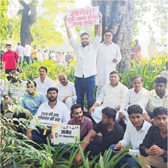 जिला कांग्रेस अध्यक्ष विपिन वानखेडे ने पोस्टर के माध्यम से बताए तीन गद्दार बडी तादाद में पुलिस